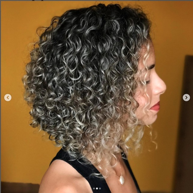 Tendências de corte para cabelo cacheado em 2026: o estilo em camadas que rejuvenesce