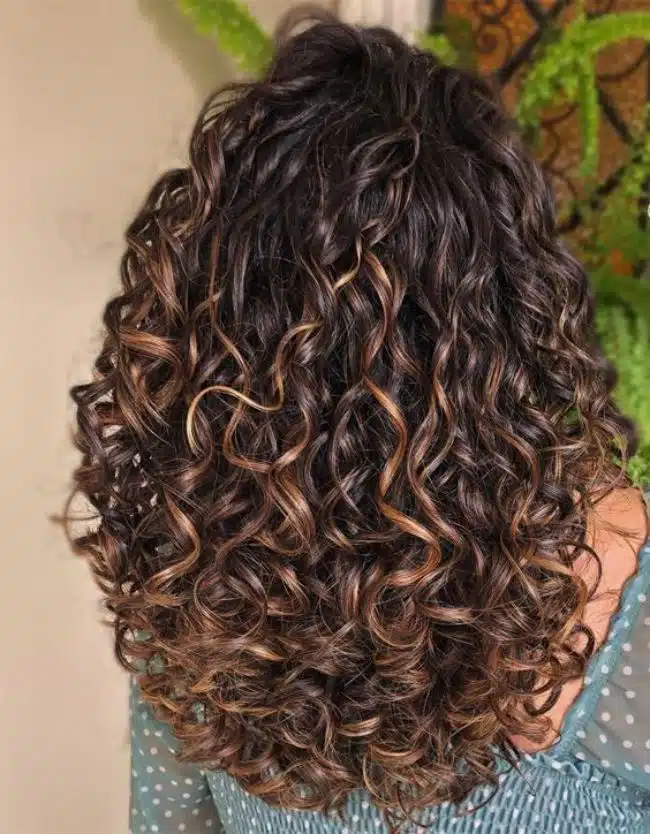 cortes de cabelo cacheados em camadas
