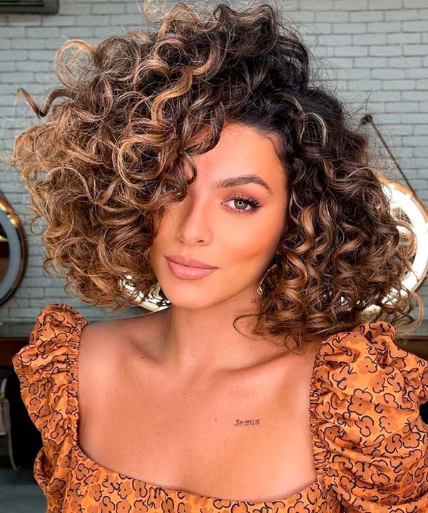 Corte a seco para cachos: a técnica que garante definição e caimento perfeito