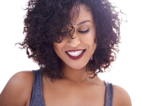 Franja Lateral para Cabelos Cacheados: Dicas e Inspirações para um Visual Incrível