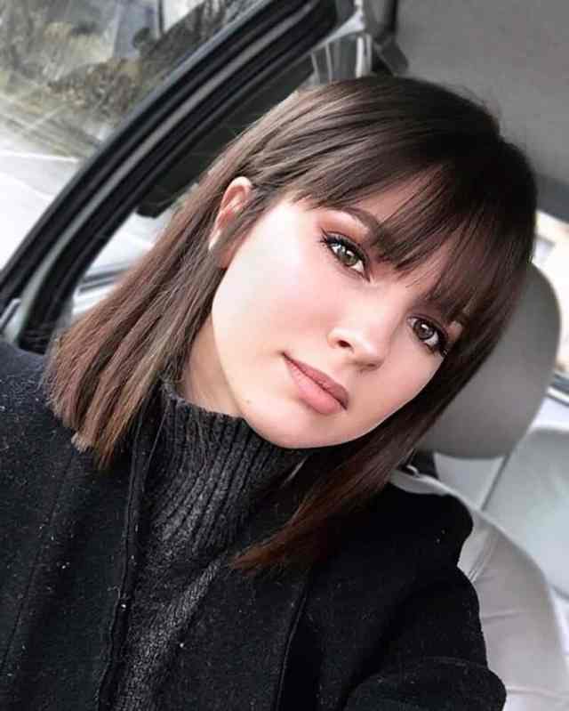 Long Bob com Franja Lateral: O Corte Versátil que Estiliza o Rosto Redondo