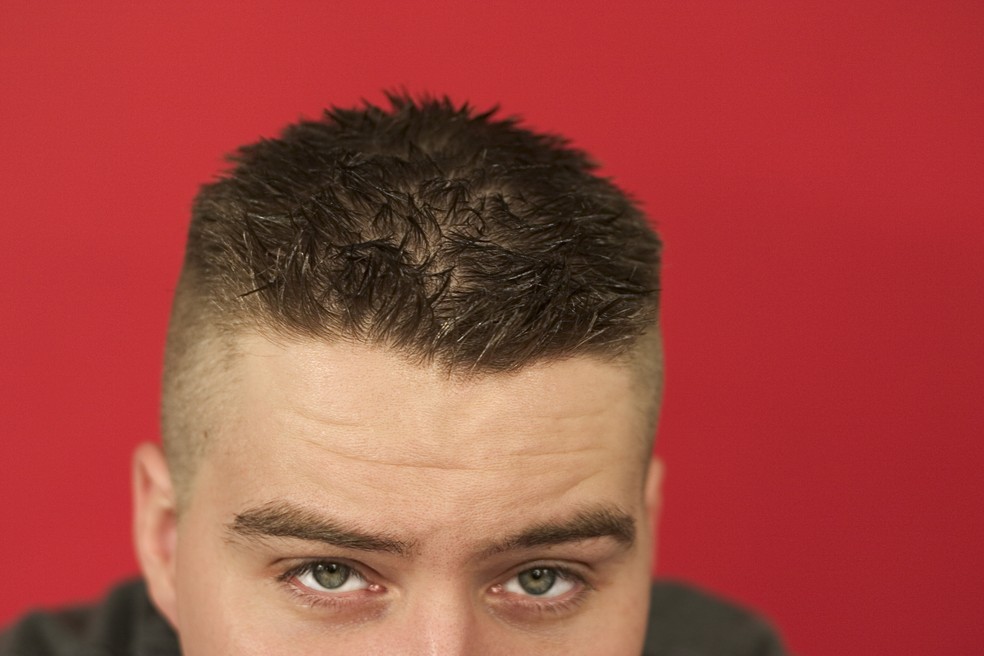 Cortes de Cabelo Masculinos: Vintage vs. Moderno – Qual Combina Mais Com Você?