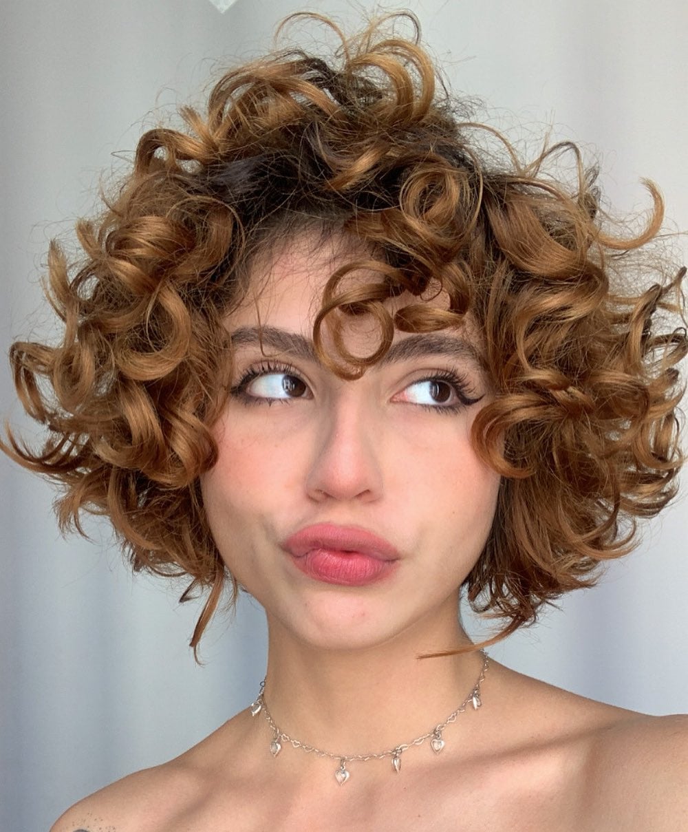 Cortes de cabelo curtos que afinam o rosto redondo