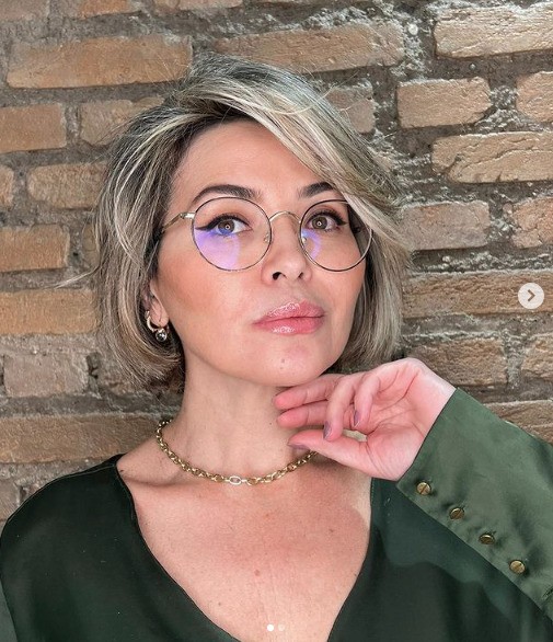 Cortes de cabelo curtos que afinam o rosto redondo