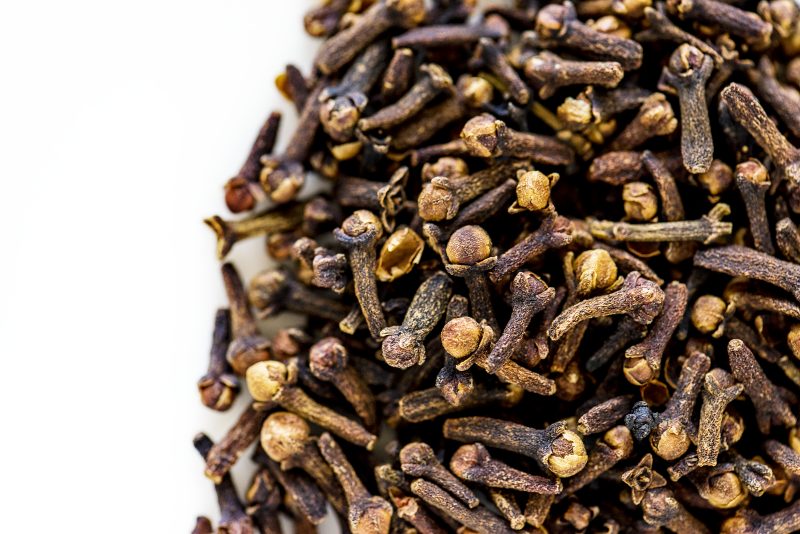 Cravo-da-Índia no Cabelo: Mitos e Verdades sobre Queda e Crescimento