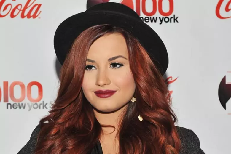 por que demi lovato nao tinha cabelo vermelho no clipe