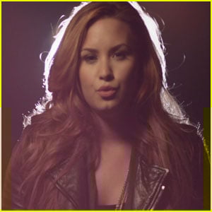 por que demi lovato nao tinha cabelo vermelho no clipe