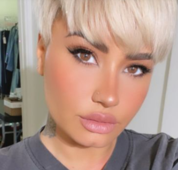 Pixie Cut Loiro: O Corte Radical de Demi Lovato e Como Adotar