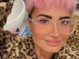 Cabelo Rosa Neon: Inspirações da The Neon Lights Tour de Demi Lovato