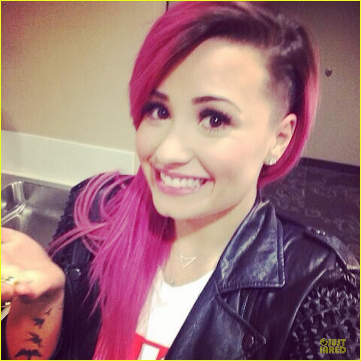 Cabelo Rosa Neon: Inspirações da The Neon Lights Tour de Demi Lovato