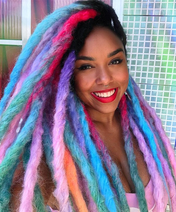 dread no cabelo colorido