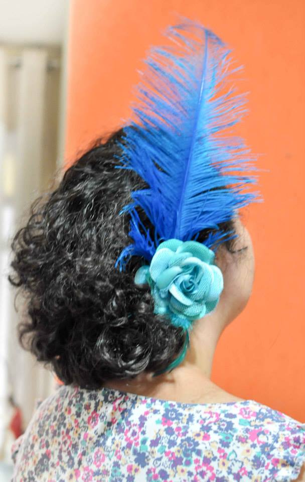 enfeite de cabelo com plumas coloridas