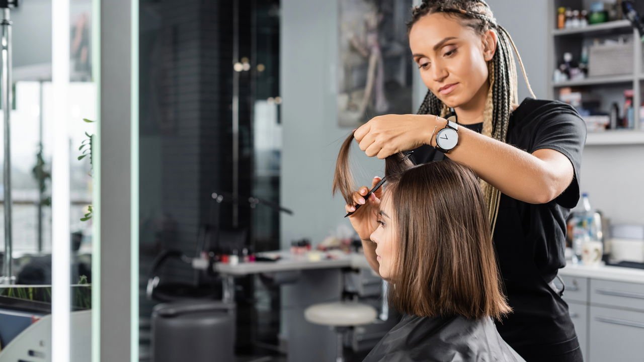 especialista em corte de cabelo feminino dentro de 8 1 km