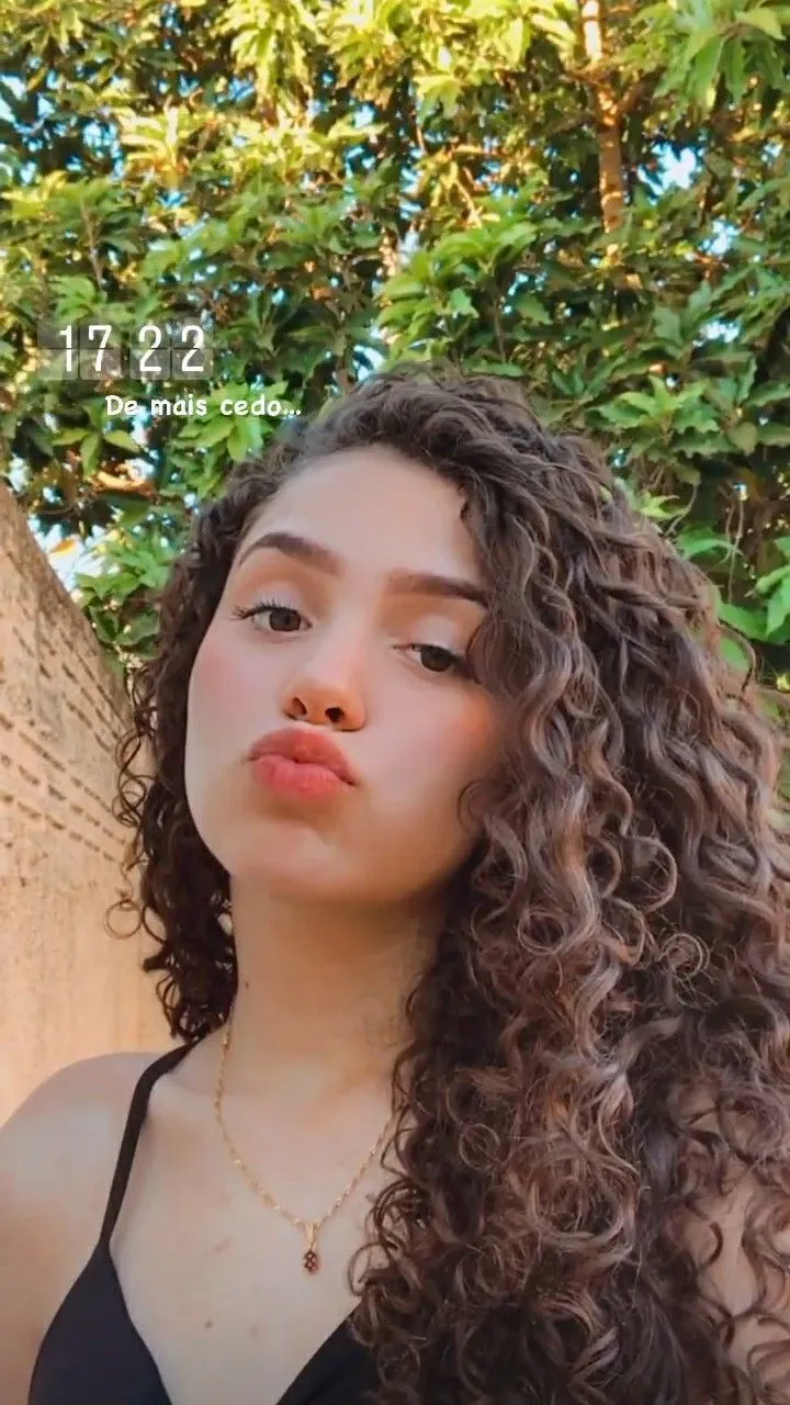 Fotos Fake de Casal com Cabelo Cacheado: Inspirações para Suas Redes