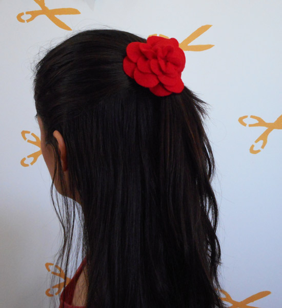 flor de feltro para cabelo