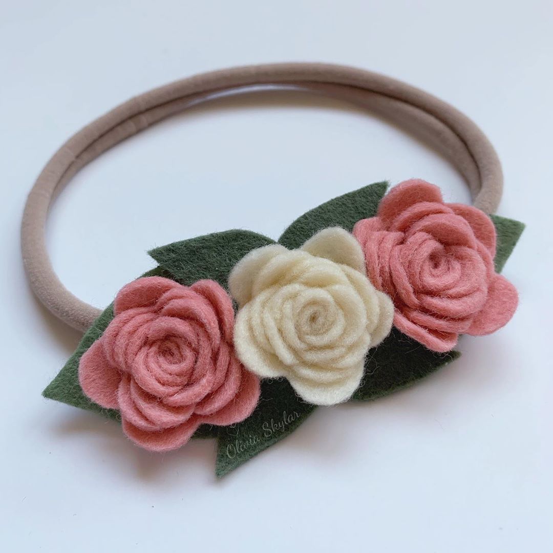 5 ideias de títulos:
1. Flores de Feltro: Guia Completo de Modelos e Como Fazer em Casa
2. DIY Flores de Feltro: Crie Acessórios Únicos para Cabelo
3. Onde Comprar Flores de Feltro: Opções Prontas e Kits para Artesanato
4. Flores de Feltro para Bebês: Presilhas Delicadas e Seguras
5. Venda de Flores de Feltro: Dicas para Começar seu Negócio Artesanal