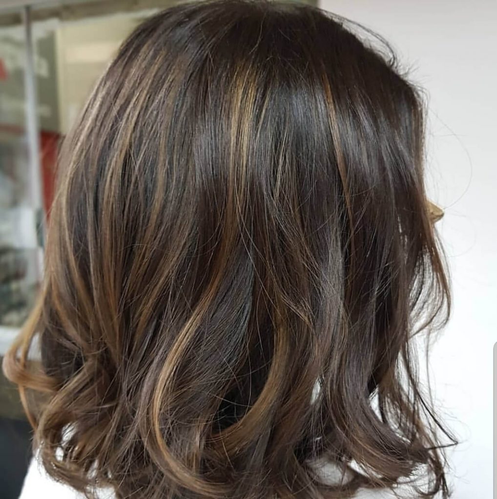 Tons Acobreados e Dourados: A balayage perfeita para rejuvenescer o visual