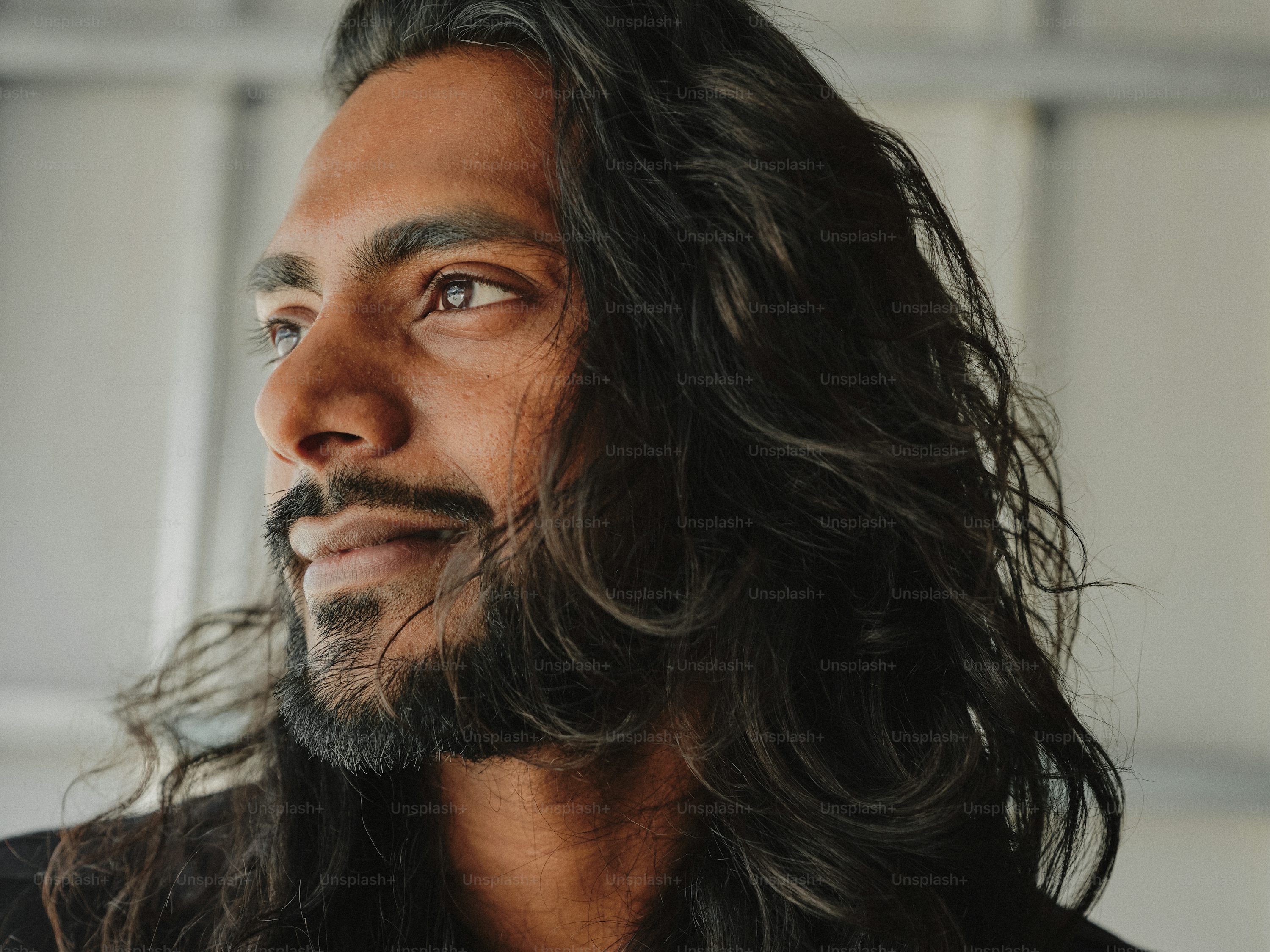 Barba Lenhador vs. Coque Samurai: Qual Estilo Combina Mais com Você?