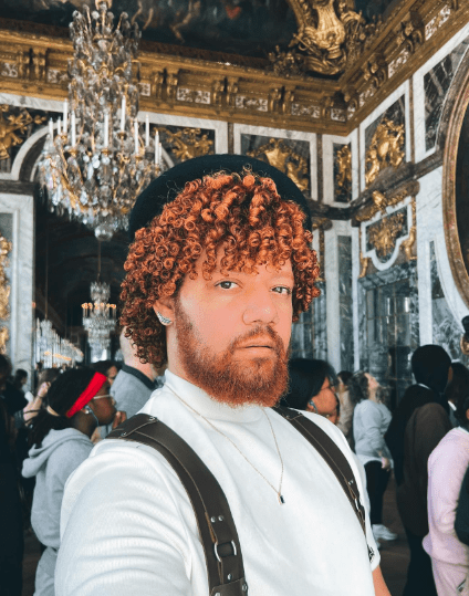 homens de cabelo comprido cacheado