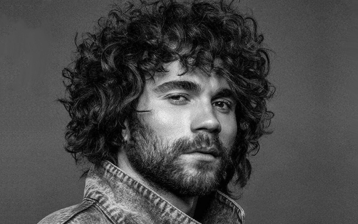 Dicas para Evitar o Frizz em Cabelos Cacheados Masculinos Longos