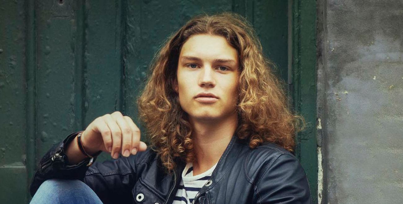 Dicas para Evitar o Frizz em Cabelos Cacheados Masculinos Longos