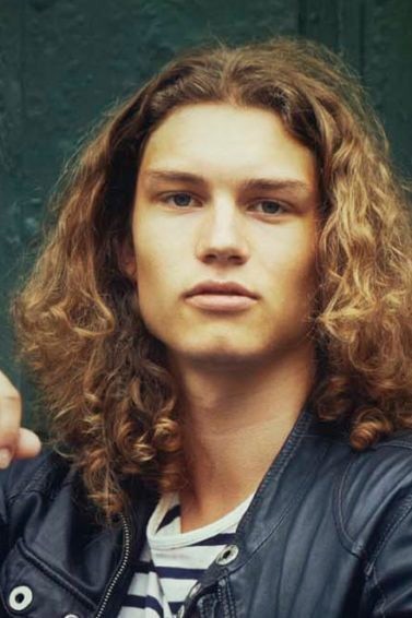 Dicas para Evitar o Frizz em Cabelos Cacheados Masculinos Longos