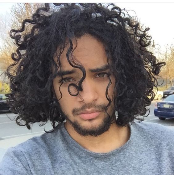 O Tempo de Crescimento do Cabelo Masculino: O Que Esperar e Como Acelerar