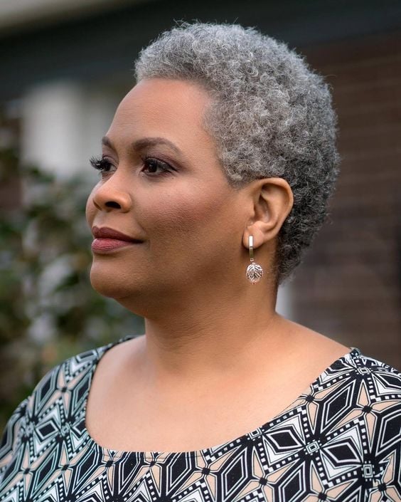 Acessórios e Penteados Simples para Cabelos Cacheados na Maturidade