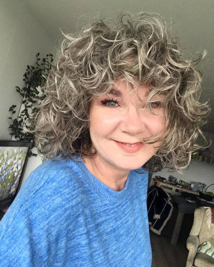 Como Escolher o Corte de Cabelo Cacheado Ideal para o Formato do Seu Rosto Maduro