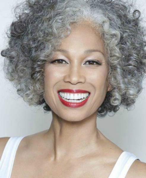 Os Melhores Produtos para Neutralizar o Amarelado dos Cachos Grisalhos