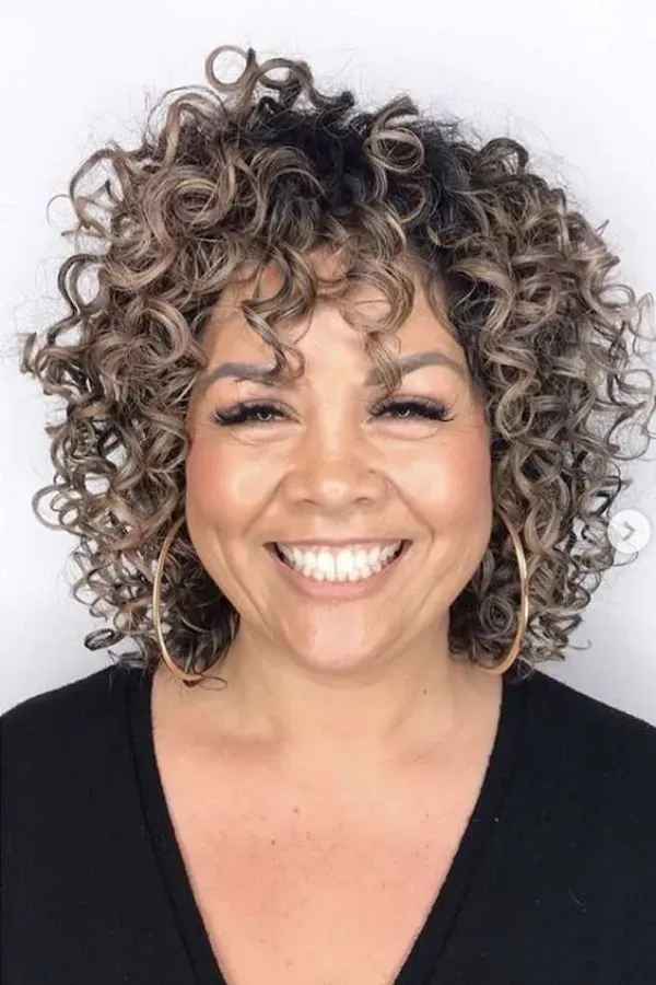 Acessórios e Penteados Simples para Cabelos Cacheados na Maturidade