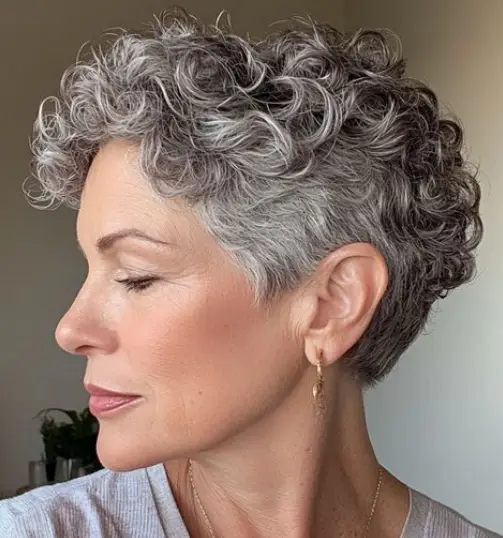 Como Escolher o Corte de Cabelo Cacheado Ideal para o Formato do Seu Rosto Maduro