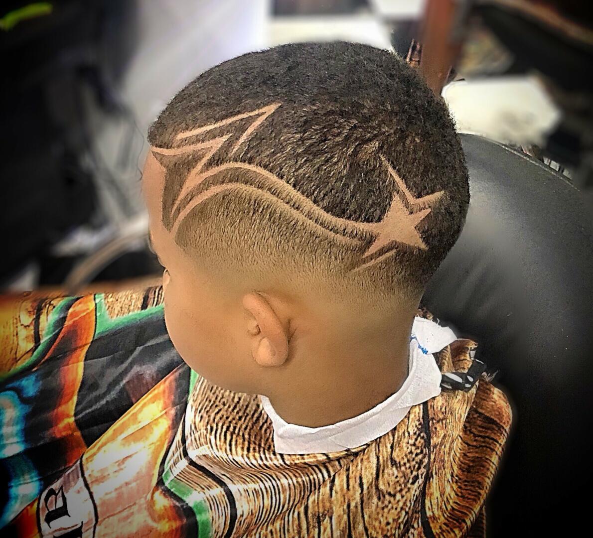 5 ideias de títulos para posts sobre desenhos no cabelo masculino:
1. Hair Tattoo: Os Desenhos Mais Incríveis para o Cabelo Masculino
2. Guia Completo: Como Escolher e Manter seu Desenho no Cabelo
3. Freestyle no Cabelo: Liberdade Criativa para o Seu Visual
4. Riscos e Geometria: Tendências de Desenhos em Cortes Masculinos
5. De Low Fade a Freestyle: A Evolução dos Desenhos no Cabelo Masculino