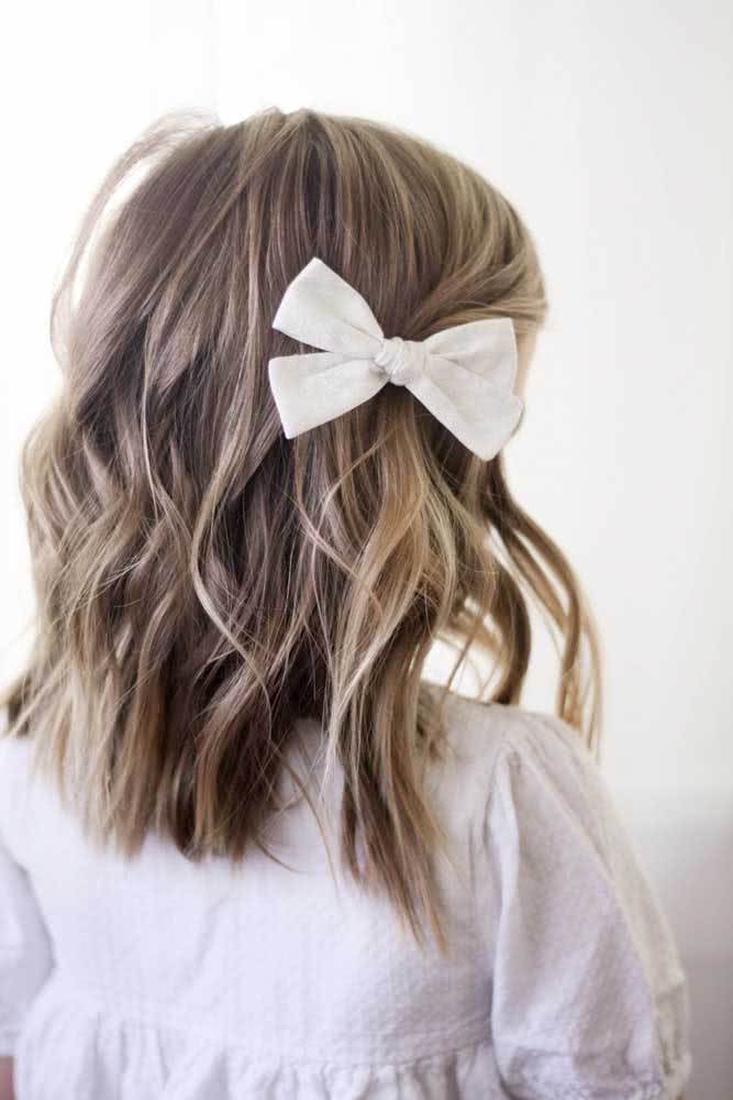penteado infantil com laço pequeno