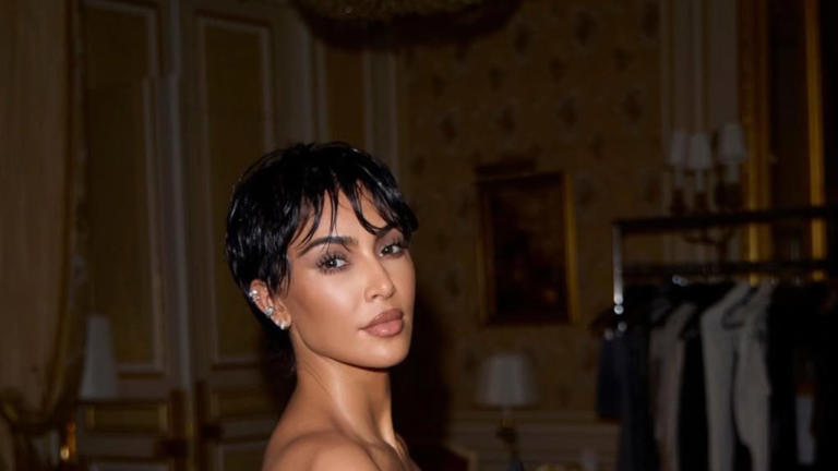 Loiro Platinado vs. Preto Natural: A jornada capilar de Kim Kardashian