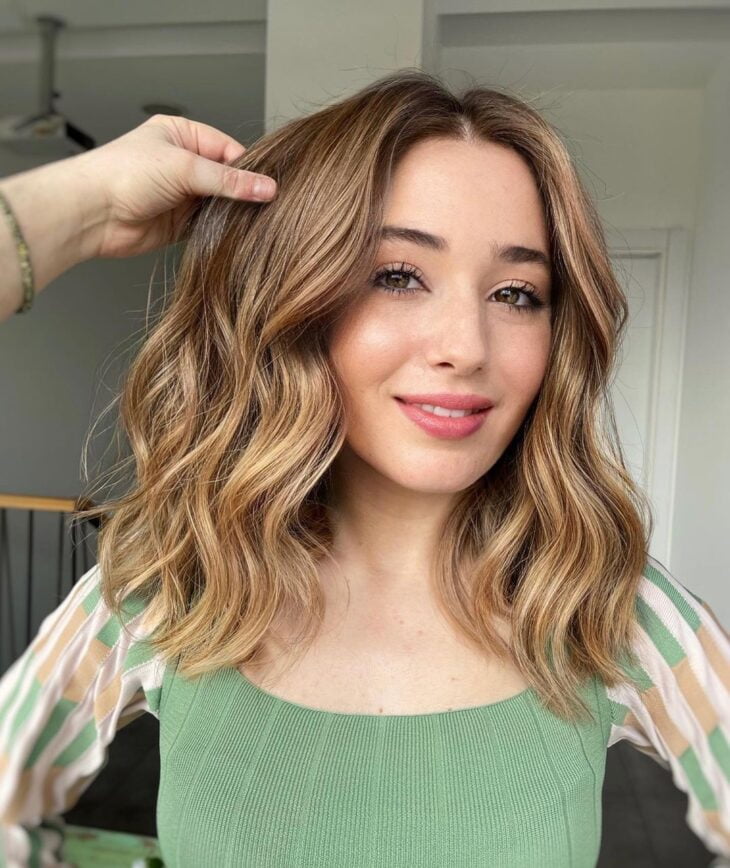 corte long bob em cabelo ondulado sem volume