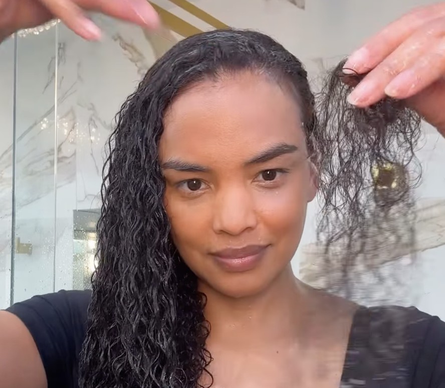 Os Segredos dos Cachos de Lucy Ramos: Produtos e Rotina de Beleza