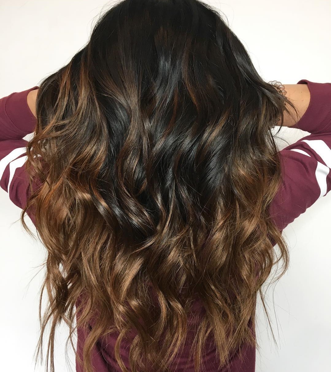 Caramelo e Chocolate para Cabelos Pretos Iluminados; 3. Teste de Mecha e Cuidados Essenciais: Evite o Corte Químico em Cabelos Pretos; 4. Morena Iluminada em Cabelo Preto: O Passo a Passo para uma Transformação Deslumbrante; 5. Manutenção Pós-Luzes: Cronograma Capilar para Cabelos Pretos Tingidos e Descoloridos