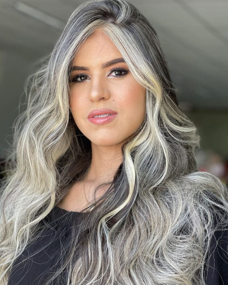 luzes em cabelo preto tingido