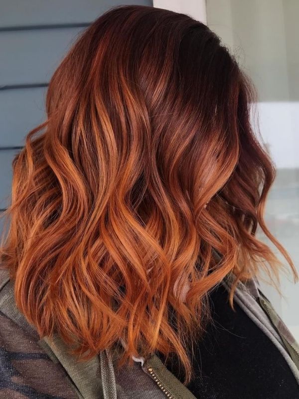 luzes ruivas em cabelo castanho