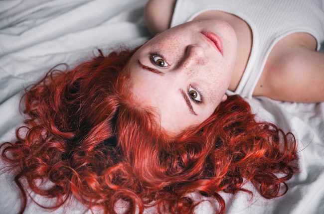 luzes ruivas em cabelo preto