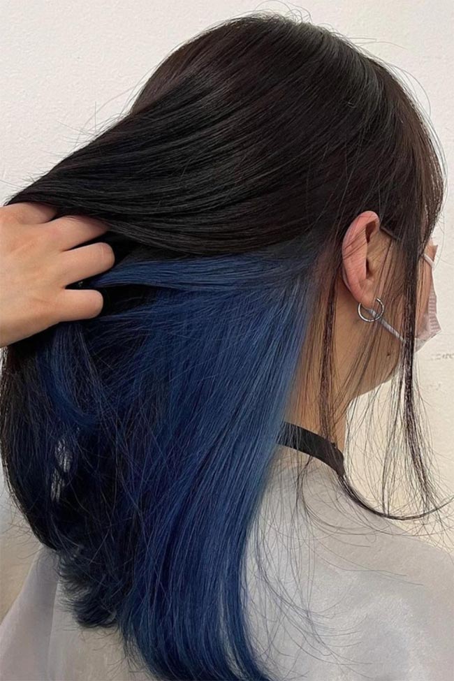 mecha azul embaixo do cabelo
