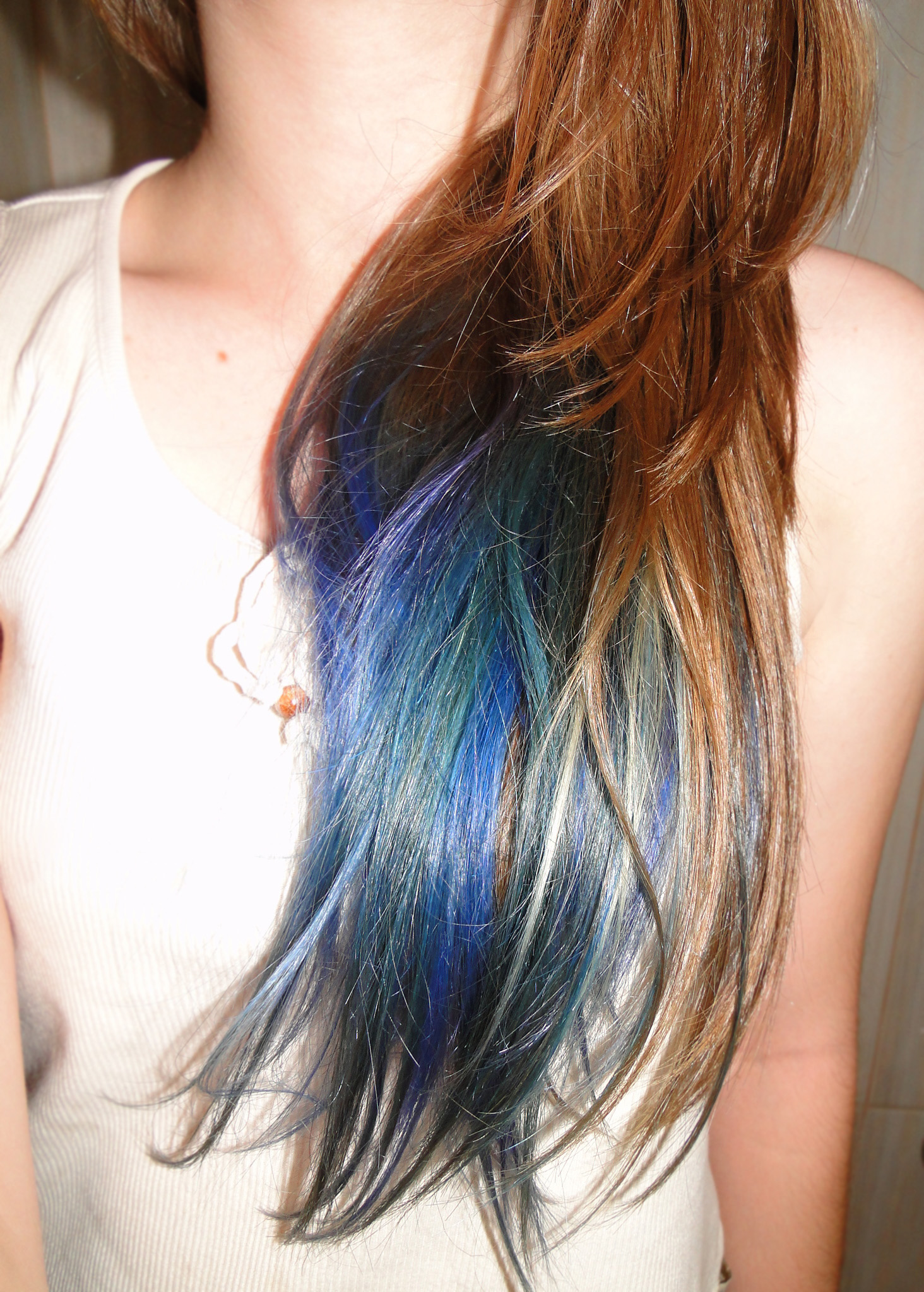 Inspirações de Cabelo Underlayer Azul: Da Mecha na Nuca ao Blue Peekaboo