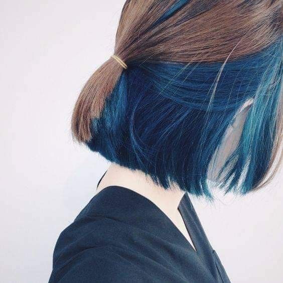 mecha azul embaixo do cabelo