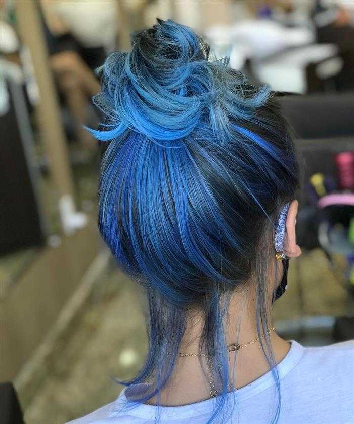 Inspirações de Cabelo Underlayer Azul: Da Mecha na Nuca ao Blue Peekaboo
