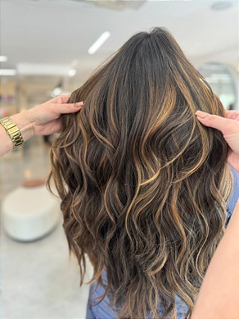 Tendências de Mechas 2025: Cores e Técnicas que Vão Bombar