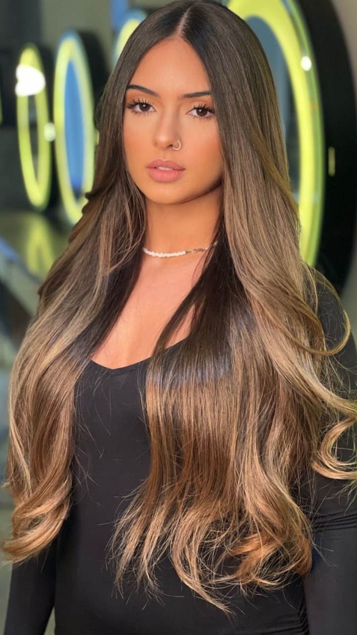 morena com cabelo loiro
