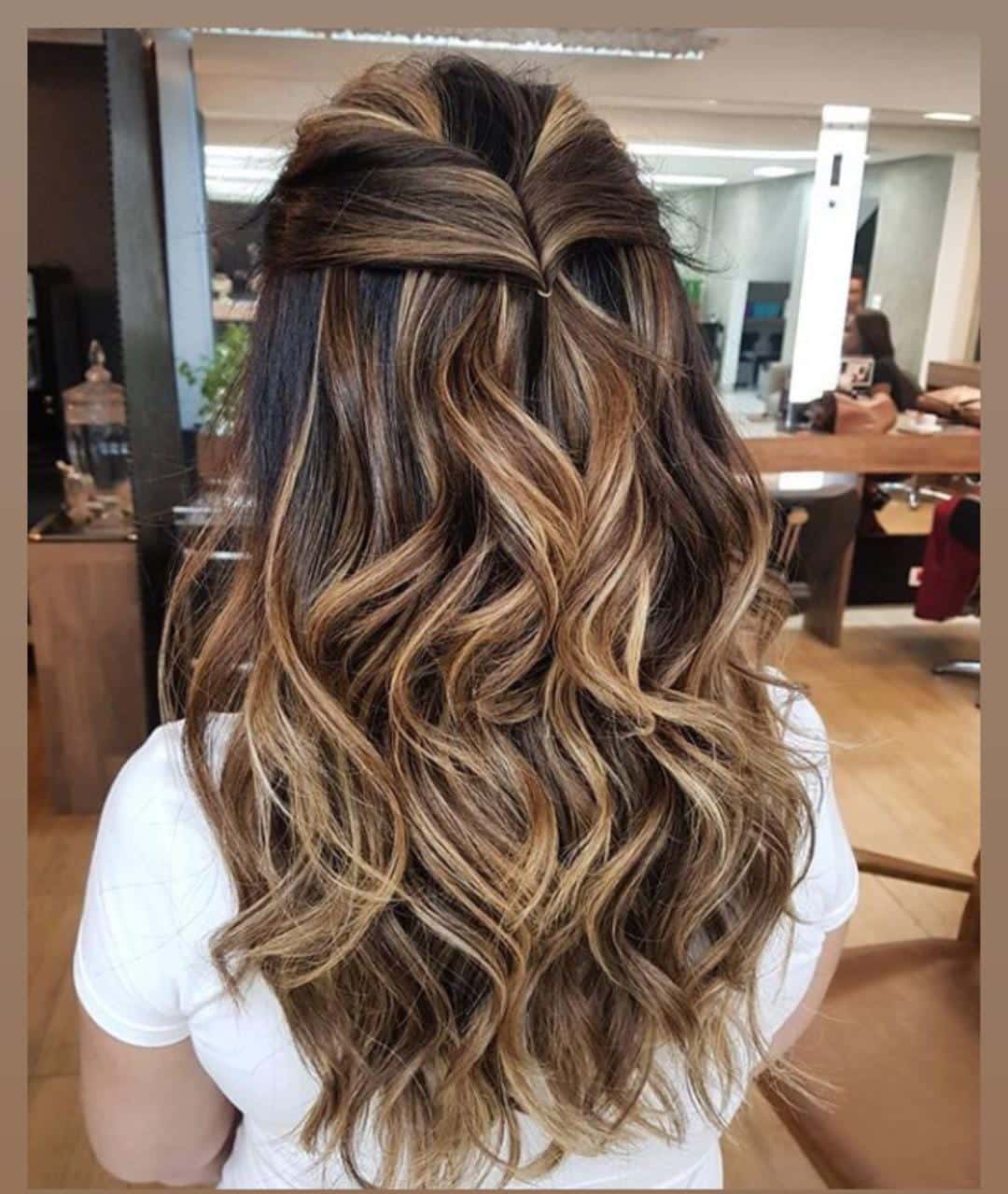 morena com cabelo loiro