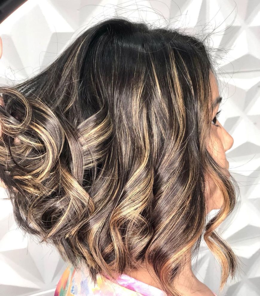 morena com luzes no cabelo