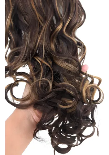 morena com luzes no cabelo